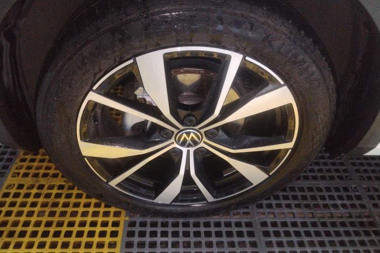 Used Volkswagen T-ROC 2023 300TSI DSG Two-Wheel-Drive Chen Guang Edition Exterior 4