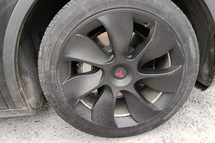 Used Tesla Model Y 2021 Standard Range Rear-Wheel Drive Version Right Front Wheel Hub