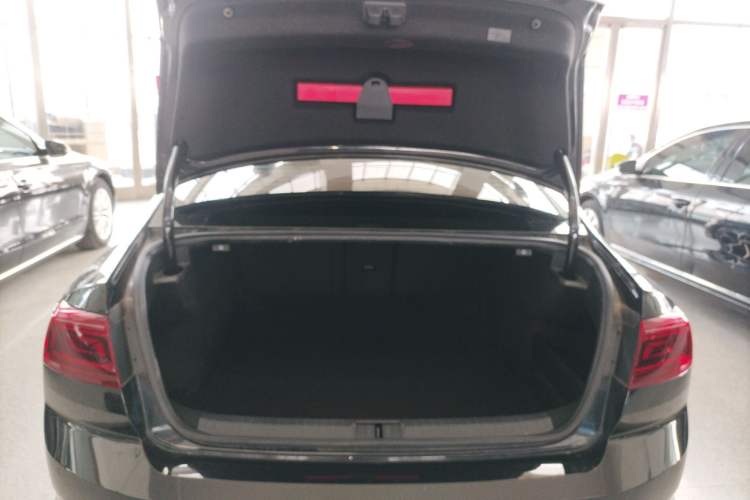 Used Volkswagen Magotan 2023 2 Million Units Limited Edition 330TSI DSG Leading Version Trunk