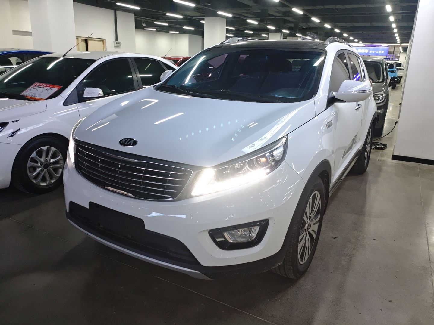 تحت مقدمة السيارة