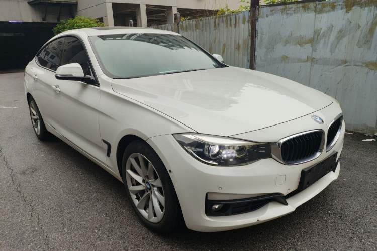 Used BMW 3 Series GT 2018 320i Sport Edition Front Right 45 Deg