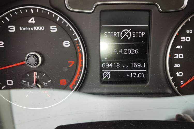 Used Audi Q3 2018 30th Anniversary Edition 35 TFSI quattro all-wheel-drive sport model Odometer Close Up