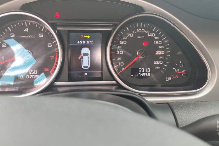 Used Audi Q7 2014 35 TFSI Sport Edition Odometer Close Up