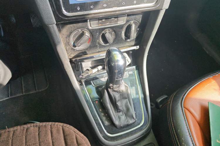 Used Volkswagen Bora 2015 Qihui Edition 1.6L Automatic Fashion Model Gear Lever