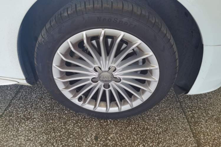 Used Audi A4L 2015 35 TFSI Automatic Comfort Model Right Front Wheel Hub