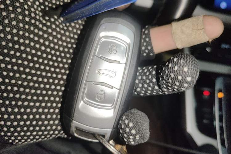 Used Geely Auto Emgrand X7 Sport 2018 1.8TD Automatic All-Wheel-Drive ZhiZun Model with 4G Connectivity Vehicle Key