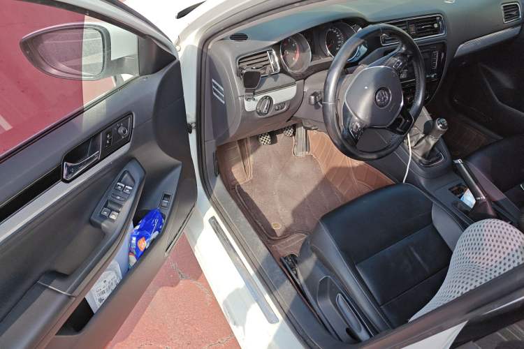 Used Volkswagen Sagitar 2015 1.6L Manual Comfort Model Driver Seat