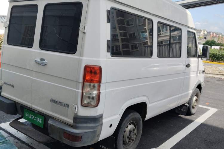 Used Iveco Daily 2012 2.5T-A35 Logistics Version 1 Mid-Roof
