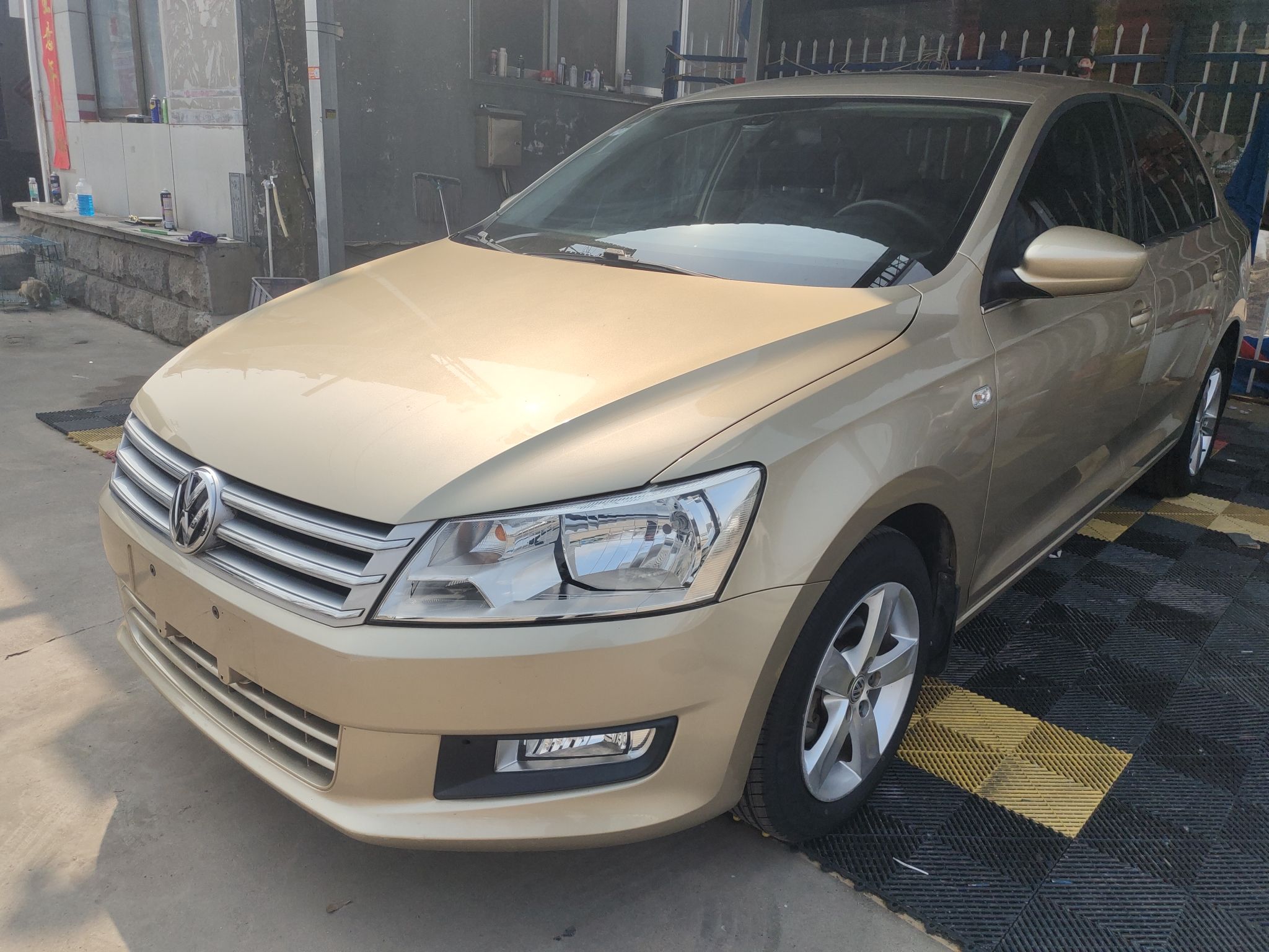 تحت مقدمة السيارة