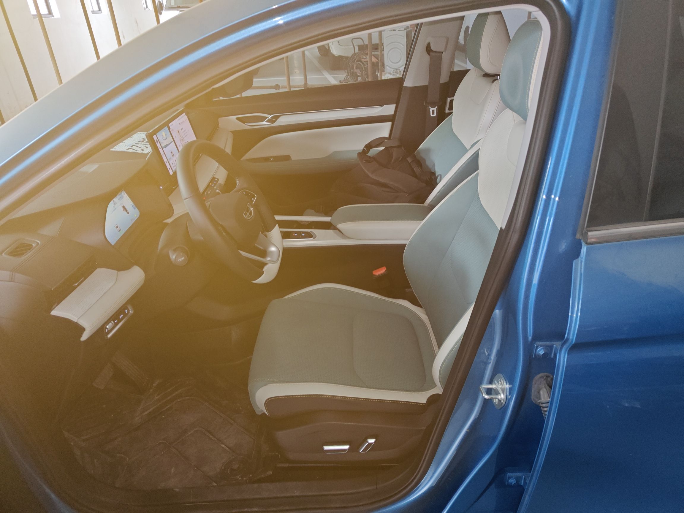 المقاعد الأمامية داخل السيارة