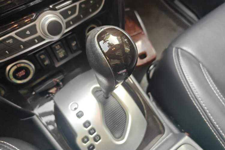 Used Renault Koleos 2012 2.5L 4x4 Comfort Edition with Navigation
