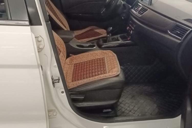 Used Dongfeng Fengon 370 2018 S370 1.5L Manual Luxury 5-Seater
