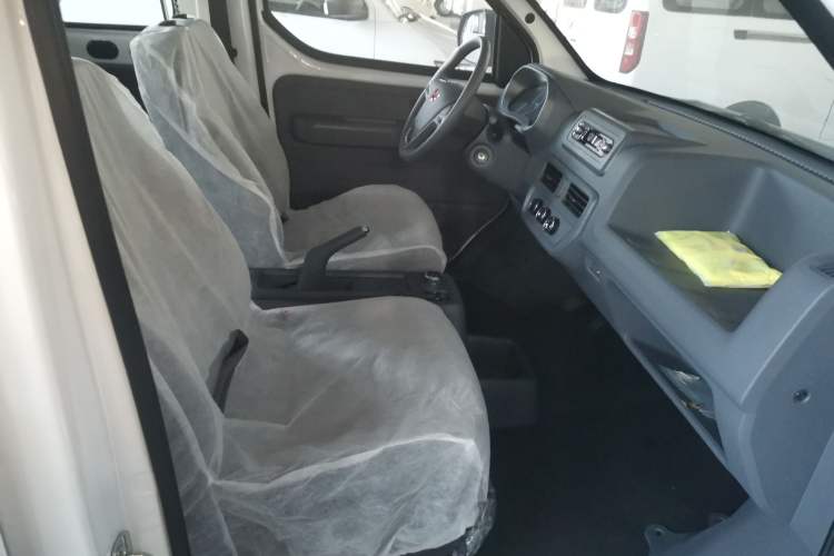 Used Wuling Yangguang 2025 Model 310KM Bus Edition—Customized by CATL