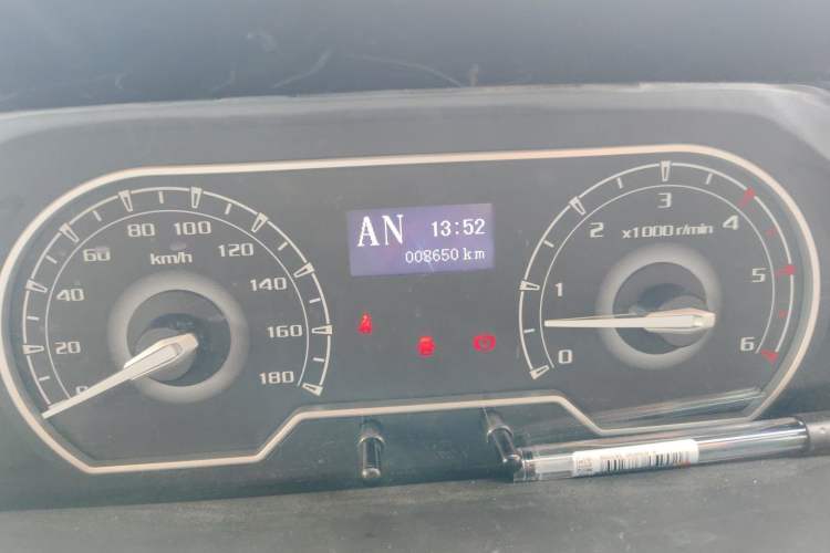 Used SAIC MAXUS Xintu V80 2023 2.0T AMT Classic Aoyuntong Short Wheelbase Mid-Roof 5/6-Seater
