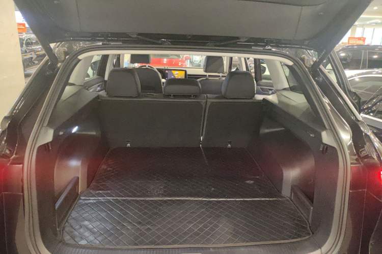 Used Volkswagen Tavendor 2023 330TSI Luxury Touring Edition Trunk