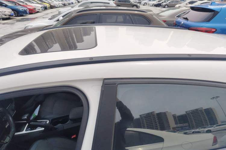 Used Qoros 3 2016 Urban SUV 1.6T Automatic Zhiyue Model Roof