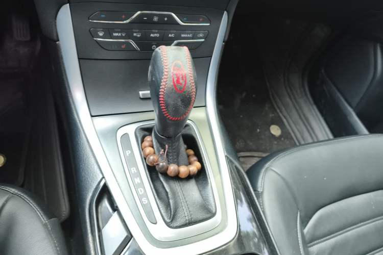 Used Ford Edge 2016 EcoBoost 245 Four-Wheel Drive Titanium Edition 7-Seater Gear Lever