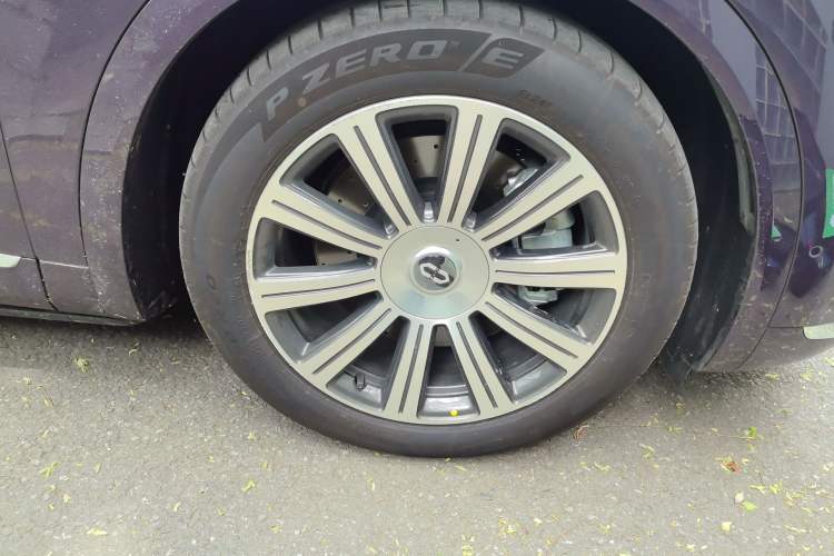 Used Hima AITO M8 2025 Model, Pure Electric Max+ Five-Seat All-Wheel-Drive Version Right Front Wheel Hub