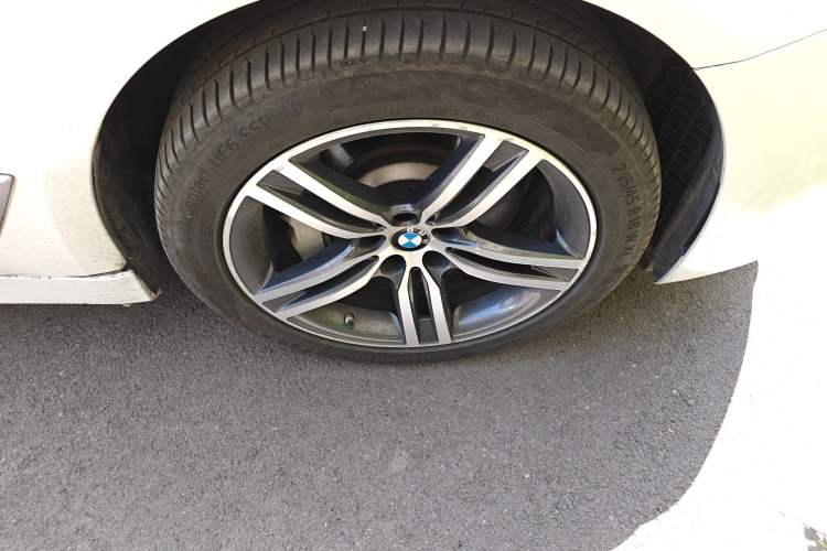 Used BMW 5 Series 2021 530Li Leading Luxury Package Right Front Wheel Hub