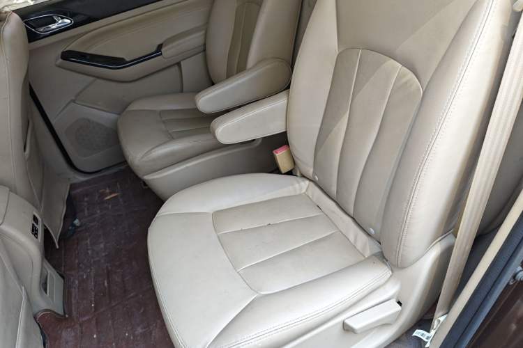 Used Baojun 730 2014 1.5L Manual Luxury Navigation ESP Version 7 Seats Left Rear Seat