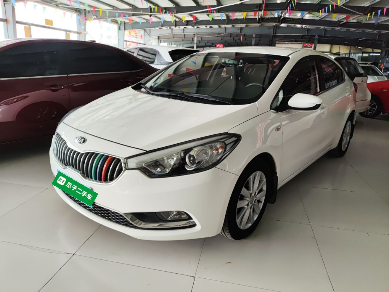 تحت مقدمة السيارة