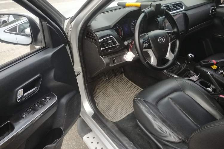 Used Great Wall Wingle 5 2017 2.0T European-Style Diesel Two-Wheel-Drive Elite Version with Large Double Cab – GW4D20B Driver Seat