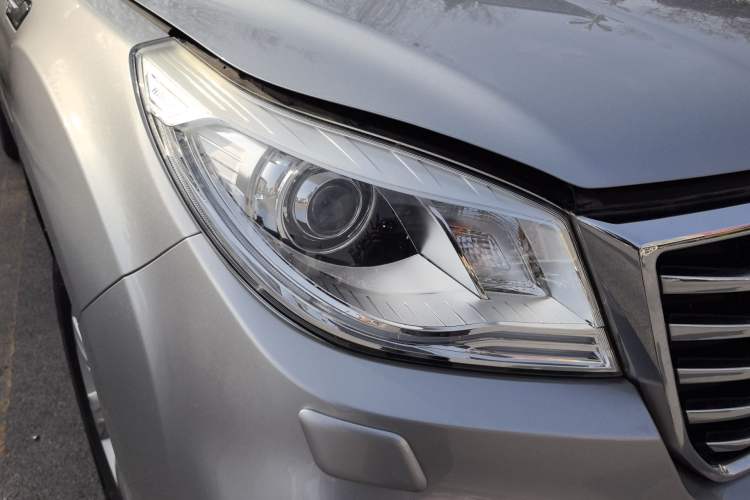 Used Haval H9 2017 2.0T Diesel 4x4 Premium 5-Seater Right Front Headlight