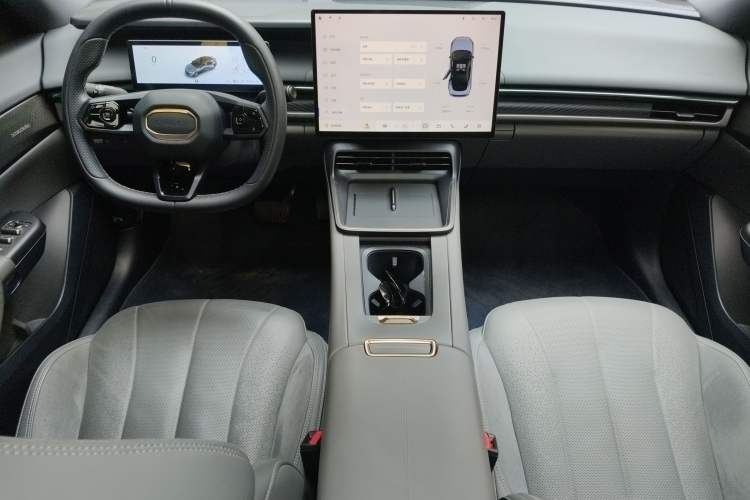 Used Lynk & Co 07 2024 EM-P 126 Long-Range Halo Center Console