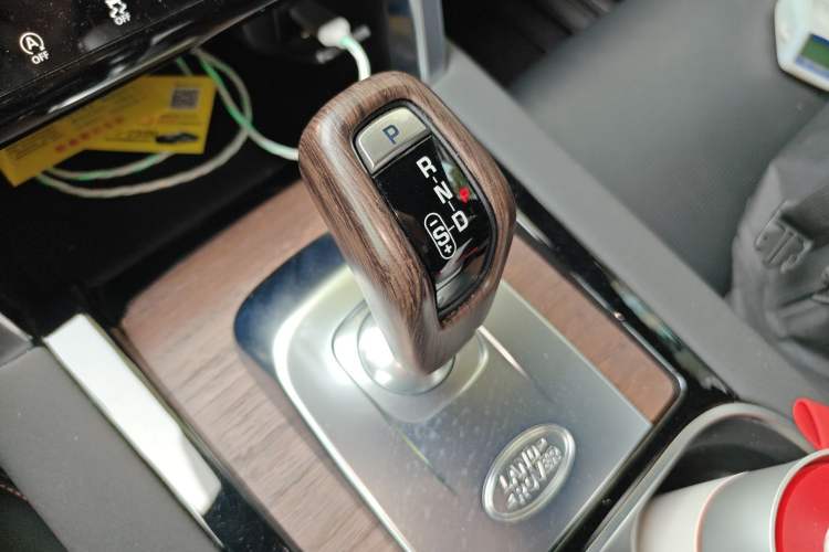 Used Land Rover Discovery Sport 2020 249 PS R-Dynamic Performance Edition Gear Lever