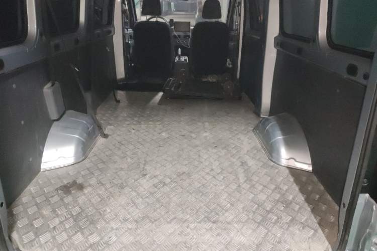 Used Wuling Yangguang 2025 Model 400km Bus Edition—Comfort Edition Trunk