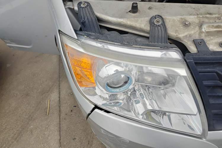 Used Dongfeng Yufeng 2014 2.5T YuliBao Logistics Vehicle Low-Trim Version with Short Wheelbase and Mid-Roof Design – ZD25 Right Front Headlight