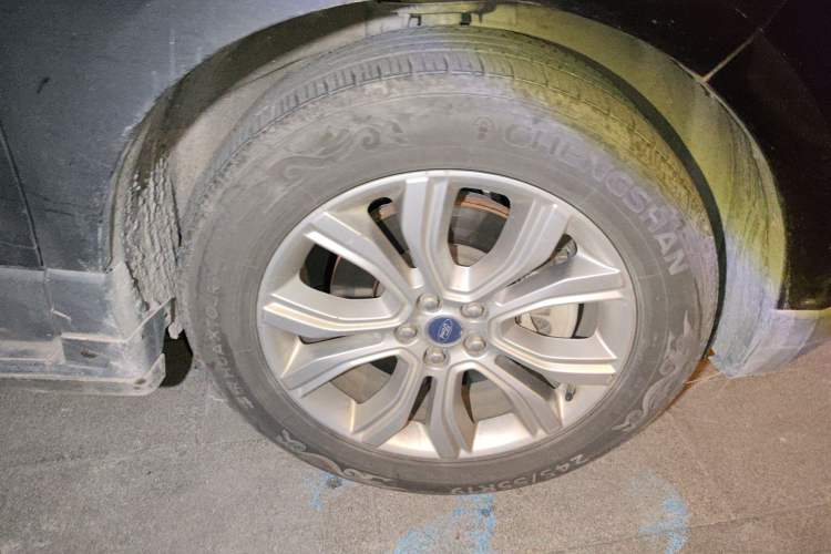 Used Ford Edge 2020 EcoBoost 245 Two-Wheel-Drive Platinum Edition 5 Seats Right Front Wheel Hub