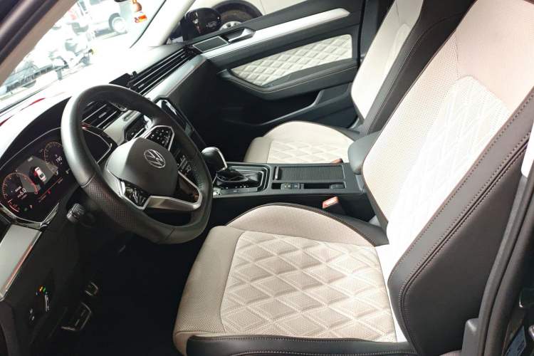 Used Volkswagen Magotan 2023 2 Million Units Commemorative Edition 330TSI DSG Luxury Version Left Front Seat