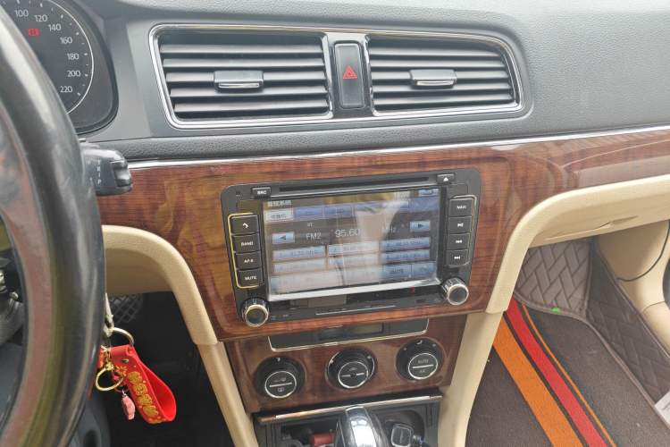 Used Volkswagen Lavida 2013 1.6L Automatic Luxury Edition Audio And AC Panel