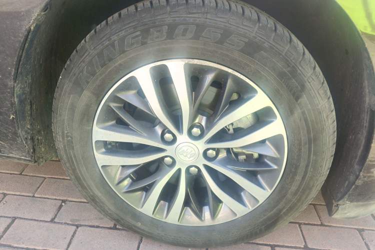 Used Buick GL8 2021 ES Landtrek 653T Comfort Edition Right Front Wheel Hub