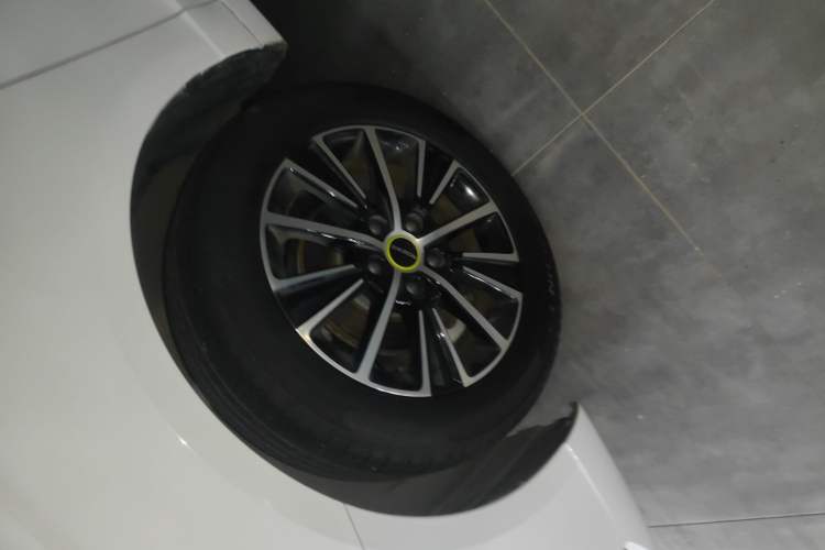 Used Roewe i5 2021 Revised Version 1.5L CVT Diamond Edition Left Front Wheel Hub