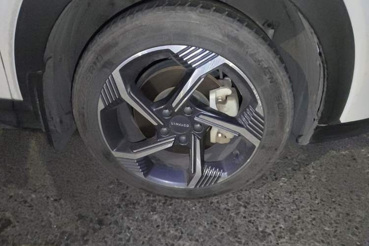 Used Lynk & Co 06 EM-P 2022 PHEV 84 km Range Pro Version Right Front Wheel Hub