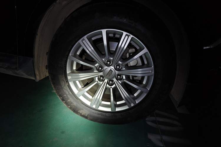 Used Cadillac XT5 2018 28E Four-Wheel Drive Tech Version Right Front Wheel Hub