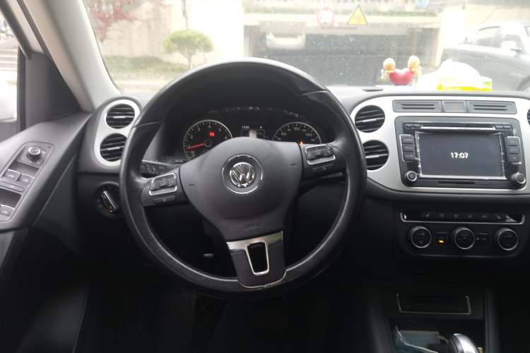 Used Volkswagen Tiguan 2015 1.8TSI Automatic Two-Wheel Drive Luxury Model Steering Wheel