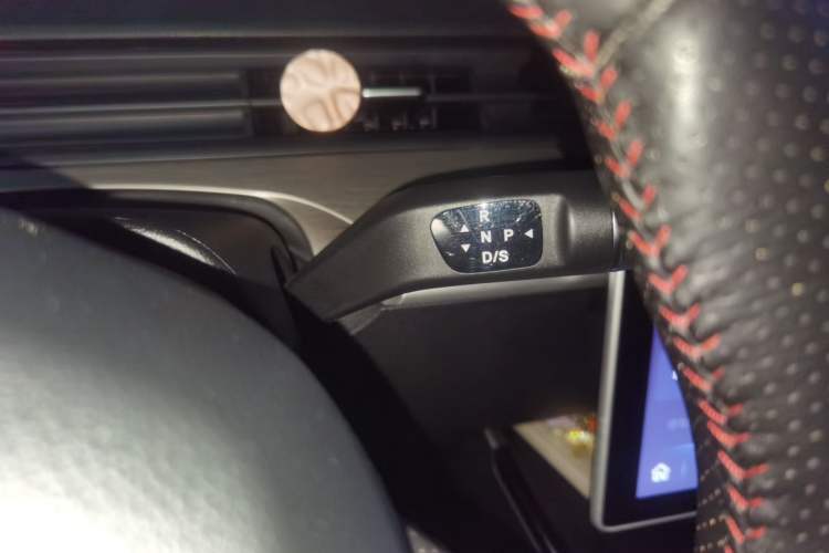 Used NETA V 2021 Standard Range Entertainment Version – Upgraded Model Gear Lever