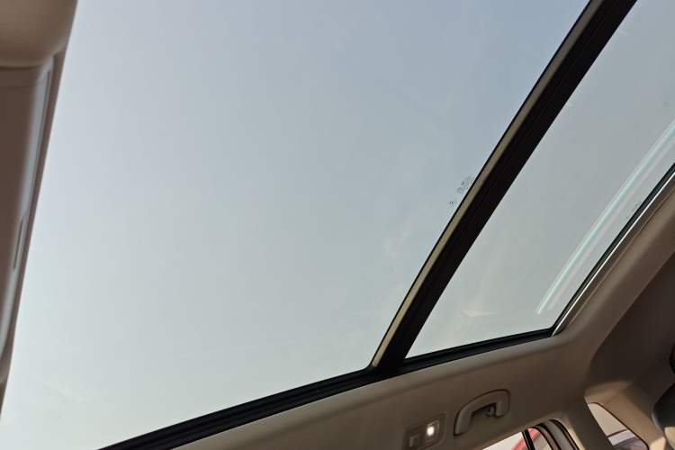 Used Volkswagen Tiguan L 2020 330TSI Automatic Two-Wheel Drive Smart Luxury Edition China VI Standard Headliner