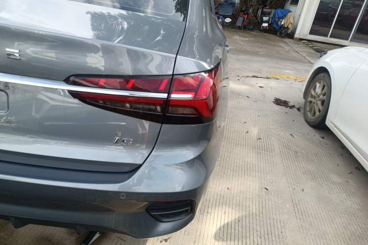 Used Roewe i5 2021 1.5L CVT Black Gold Edition