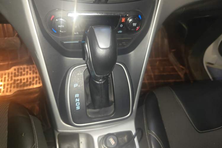 Used Ford Kuga 2013 1.6L GTDi Two-Wheel-Drive Trend Model Gear Lever