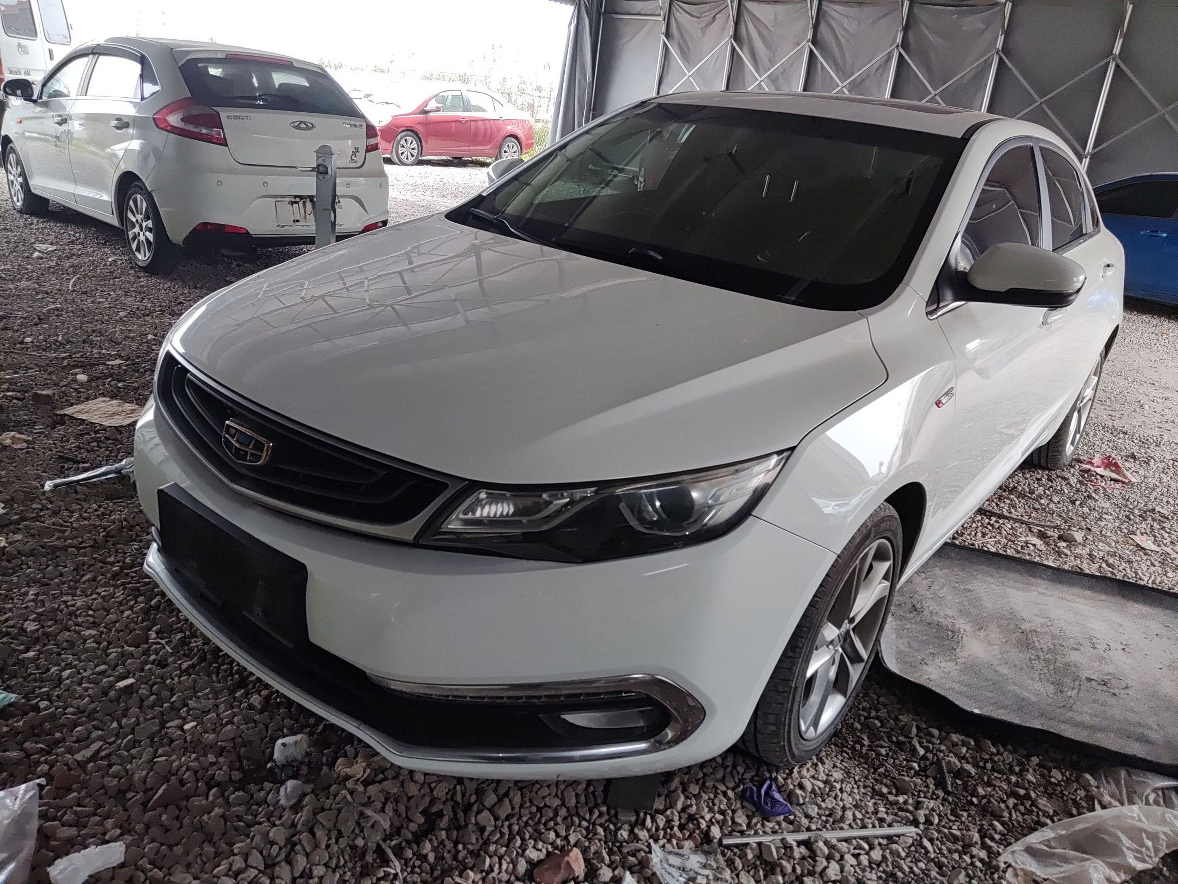 تحت مقدمة السيارة