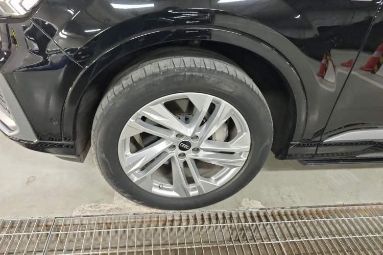 Used Audi Q7 2023 45 TFSI quattro S line Sport model
