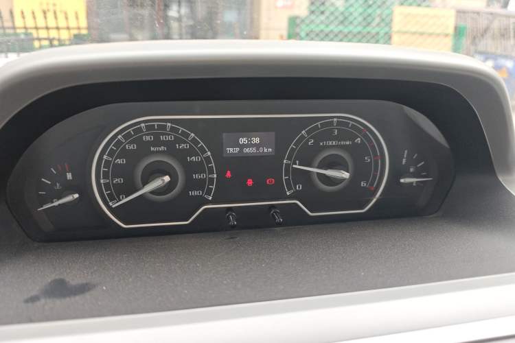 Used SAIC MAXUS Xintu V80 2021 2.0T Manual Classic City Delivery King Short Wheelbase Mid-Roof Design 3 Seats
