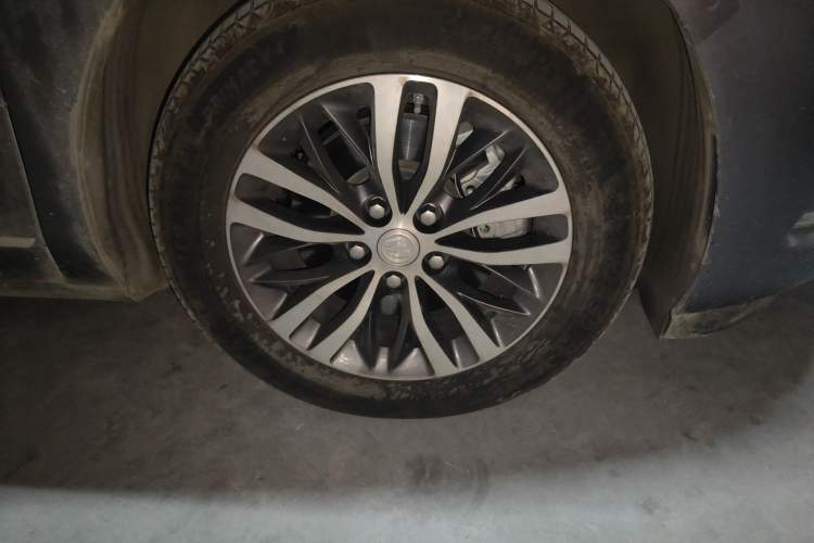 Used Buick GL8 2022 ES Landtrek 653T Luxury Edition Right Front Wheel Hub