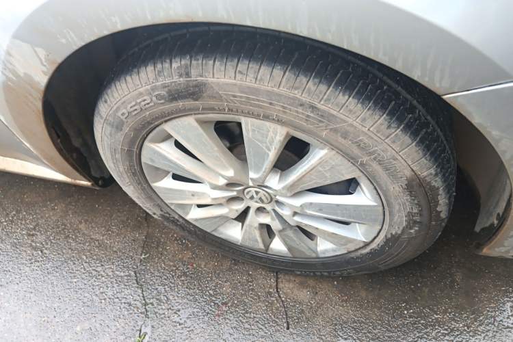 Used Volkswagen Lavida 2013 1.4TSI DSG Comfort Edition Right Front Wheel Hub