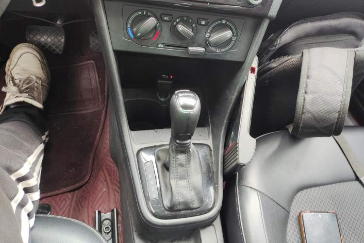 Used Skoda Rapid Spaceback 2014 1.6L Automatic Enjoyment Edition Gear Lever