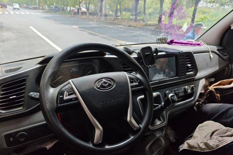 Used SAIC MAXUS Xintu V80 2023 2.0T Manual Classic Aoyuntong Short Wheelbase Mid-Roof 5/6-Seater Center Console